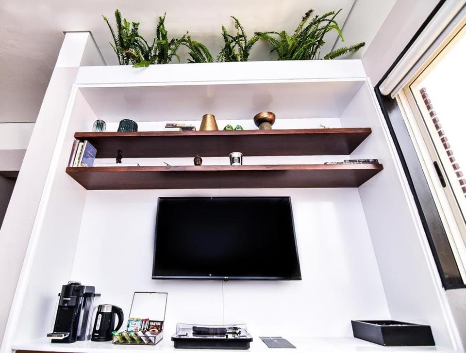 Natural landscape, TV and multimedia, Living room, Decorative detail, Seating area