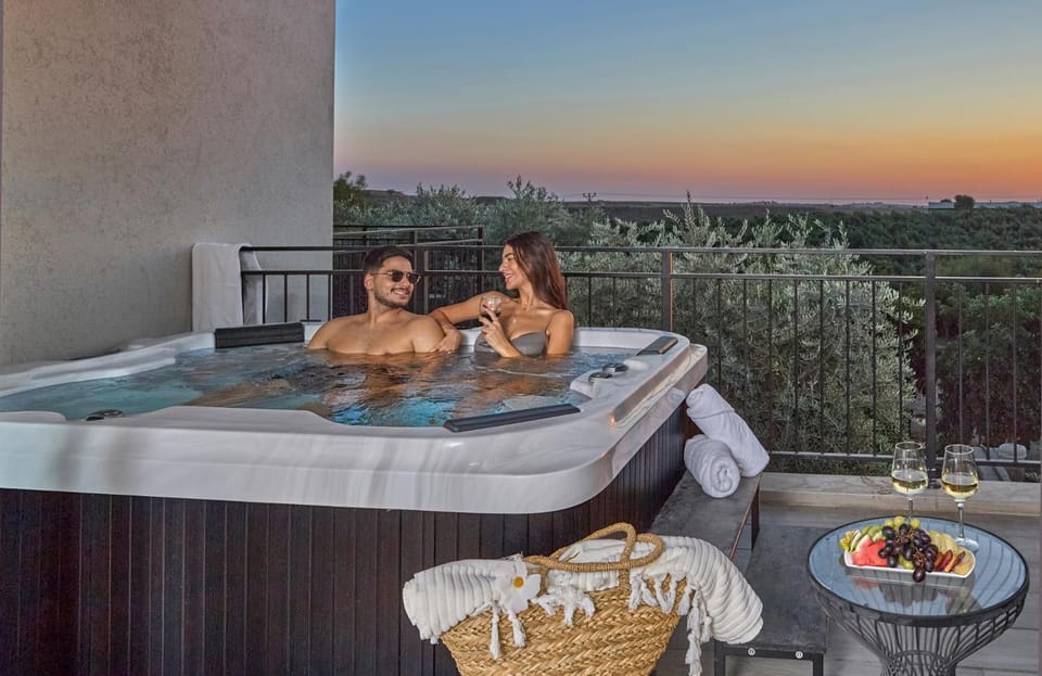 People, Natural landscape, Hot Tub, Balcony/Terrace, Guests