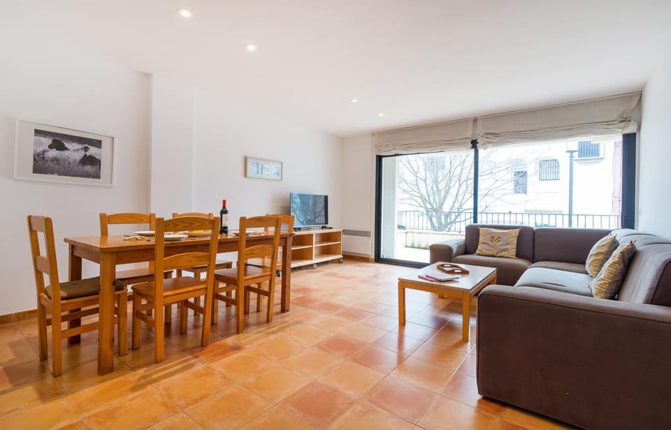 TV and multimedia, Living room, Seating area, Dining area