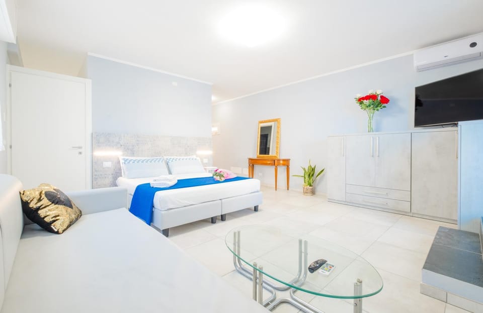 Communal lounge/ TV room, Bed, TV and multimedia, Photo of the whole room, Evening entertainment, Bedroom