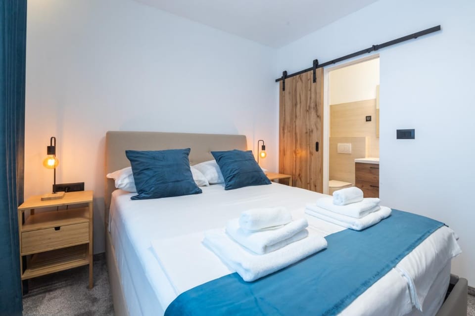 Bed, Photo of the whole room, Bedroom, towels