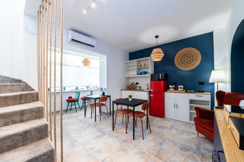 Communal lounge/ TV room, Kitchen or kitchenette, Food and drinks, Seating area, Communal kitchen, microwave, air conditioner