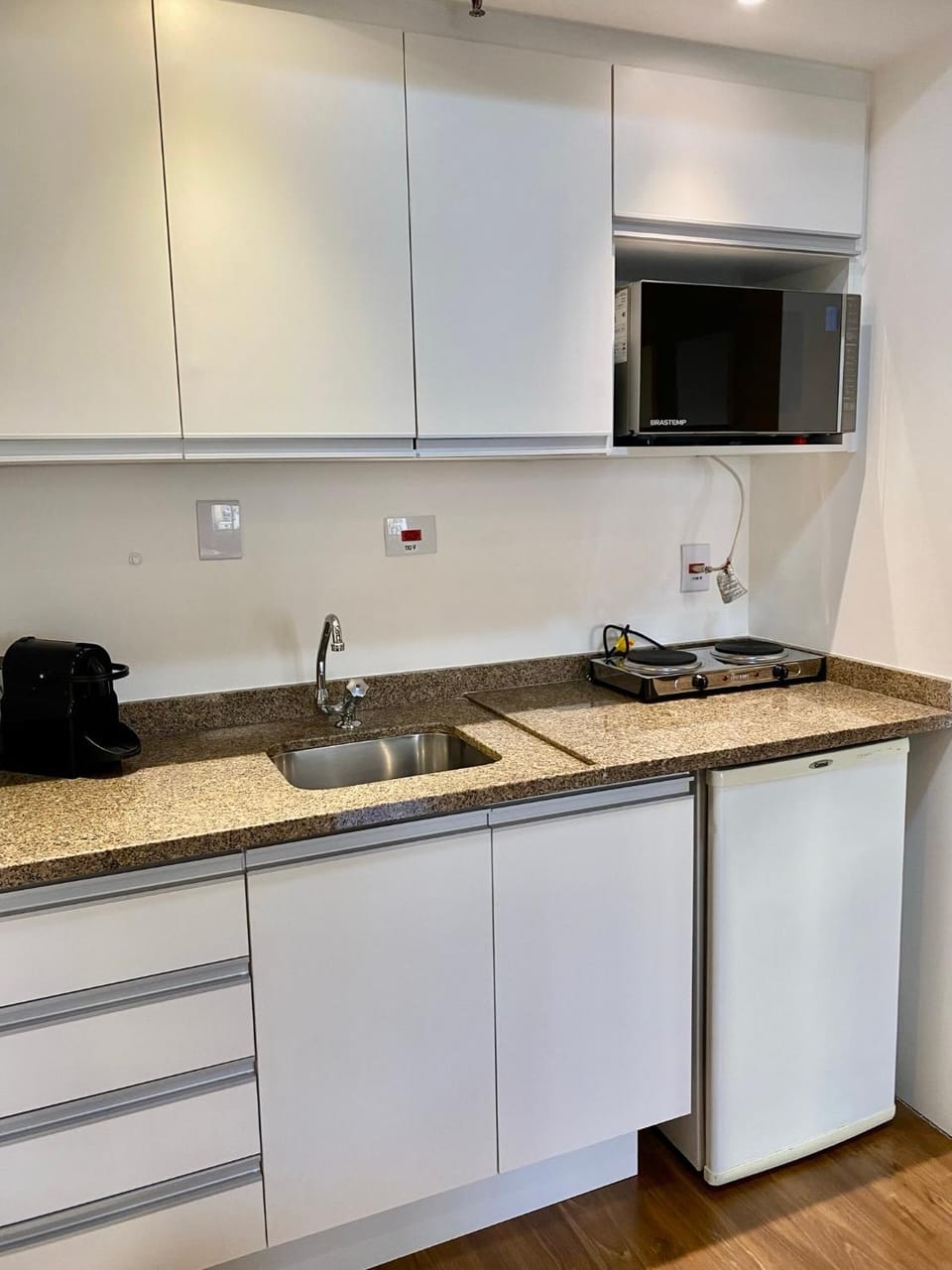 Kitchen or kitchenette, minibar, stove