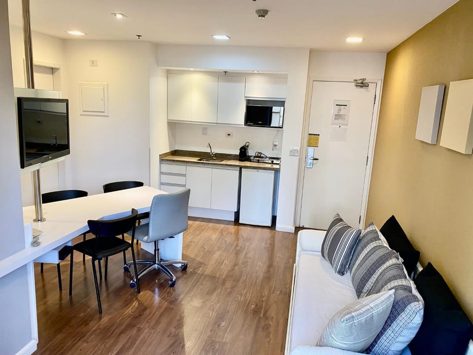 Kitchen or kitchenette, Living room, Dining area, minibar, oven, stove