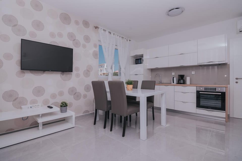 TV and multimedia, Kitchen or kitchenette, Dining area