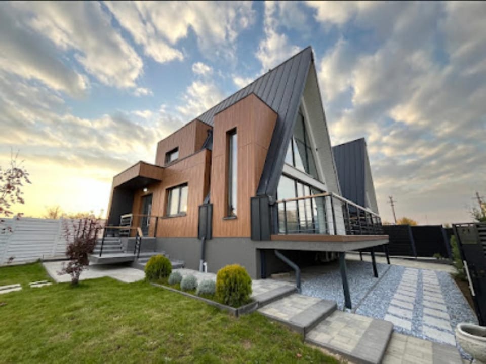 Property building, Patio, Day, Natural landscape, Garden view