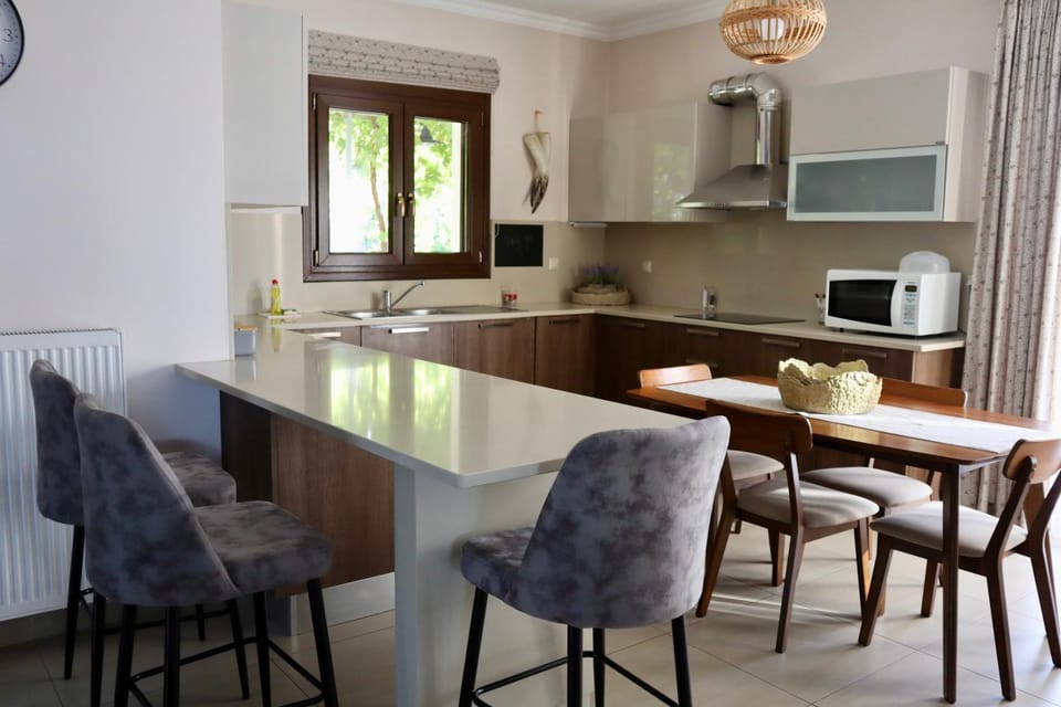Kitchen or kitchenette, Dining area, stove