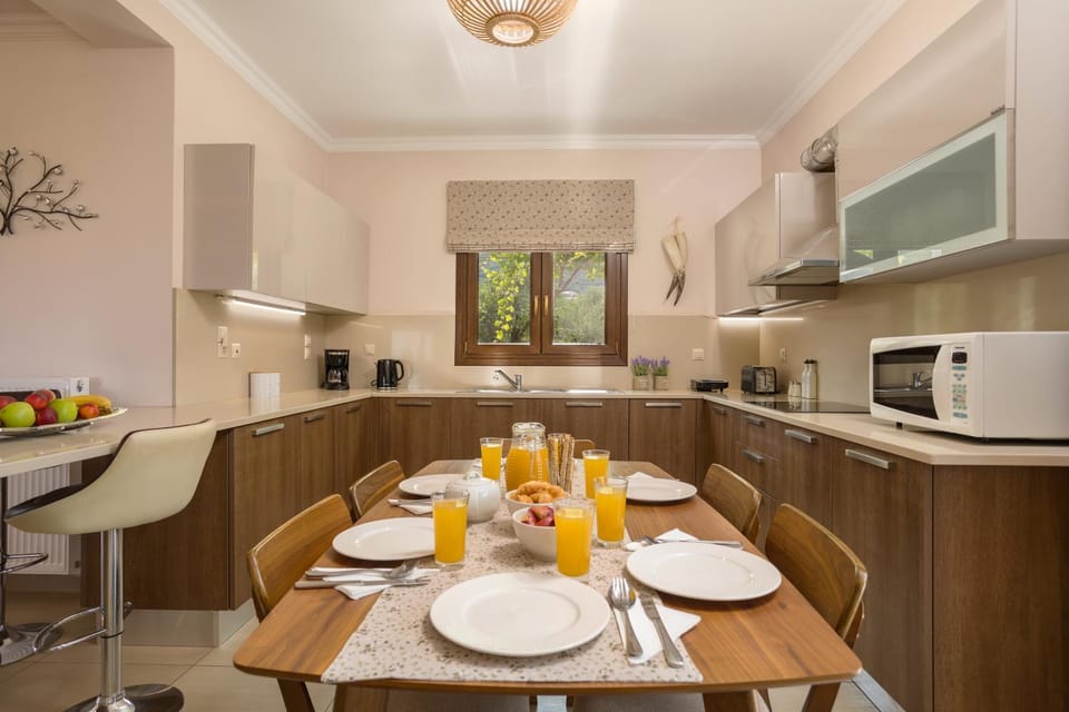 Kitchen or kitchenette, Dining area, Communal kitchen