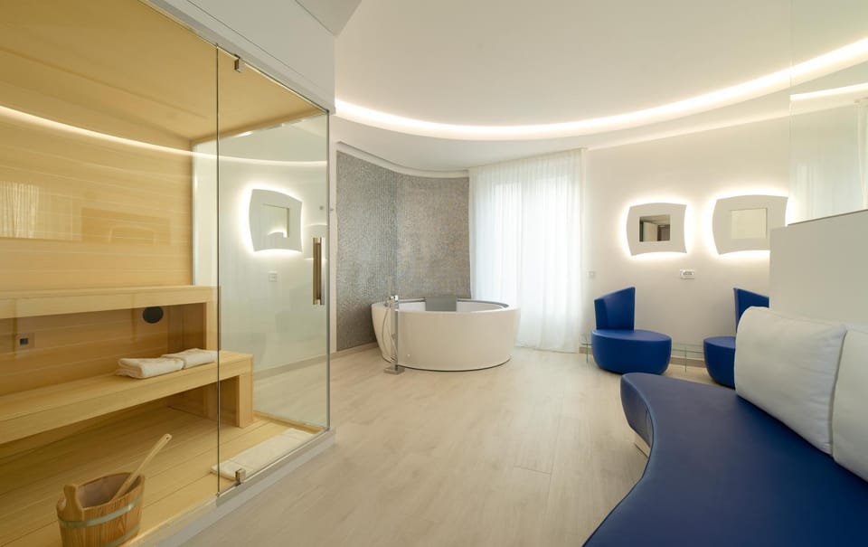 Photo of the whole room, Seating area