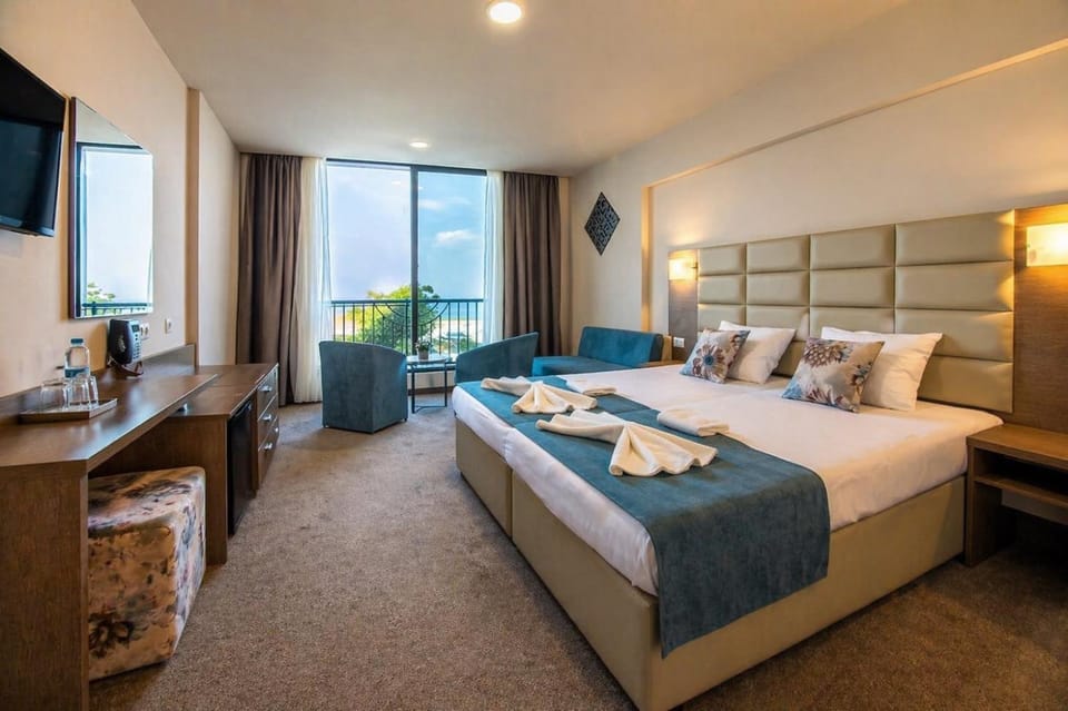 Bed, TV and multimedia, View (from property/room), Photo of the whole room, Seating area, Bedroom, hair dresser, heating, towels