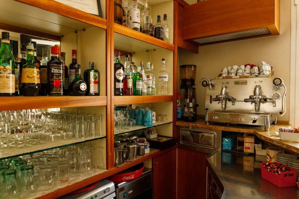 Lounge or bar, Lounge or bar, Drinks, Alcoholic drinks