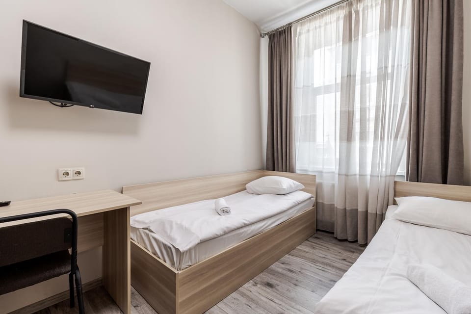 Bed, TV and multimedia, Bedroom
