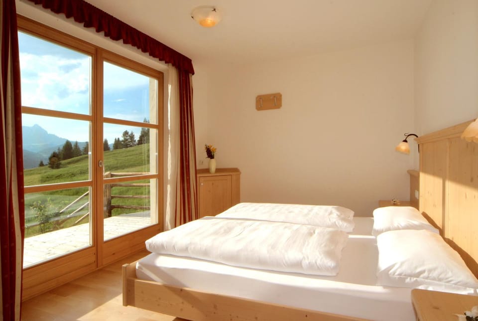 Bed, Natural landscape, Photo of the whole room, Bedroom, Mountain view