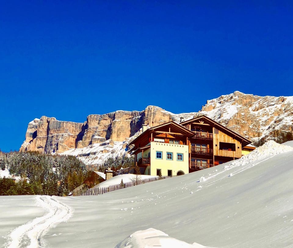 Property building, Neighbourhood, Winter, Garden, Balcony/Terrace, Garden view, Mountain view, Inner courtyard view