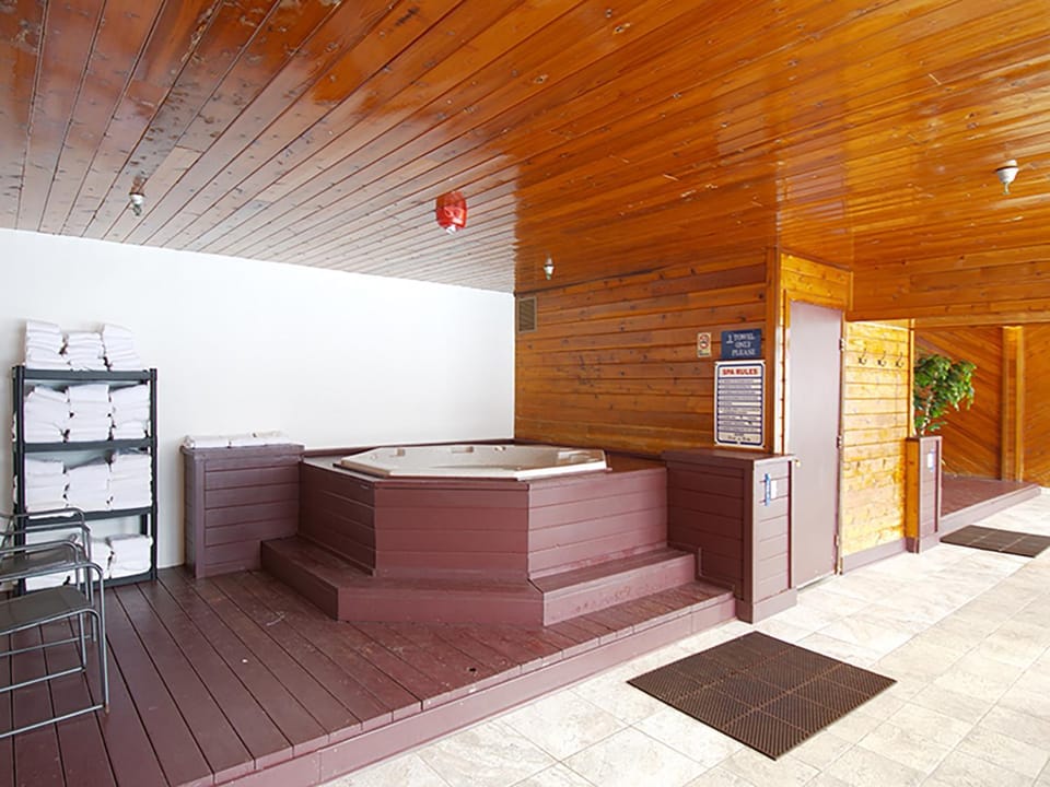 Hot Tub, Sauna, Spa and wellness centre/facilities, towels