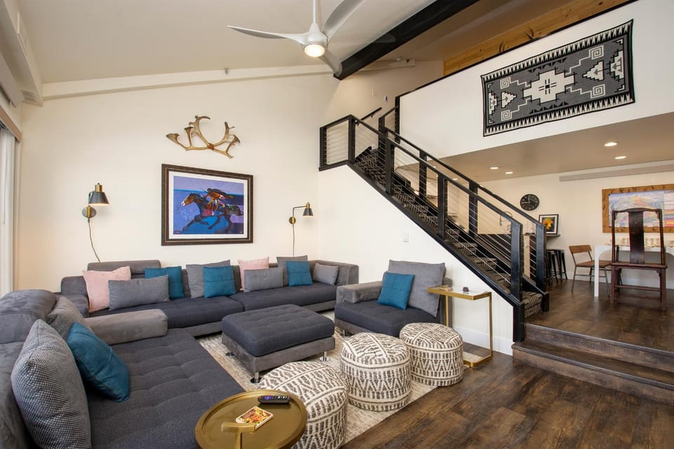 Day, Living room, Seating area, furniture