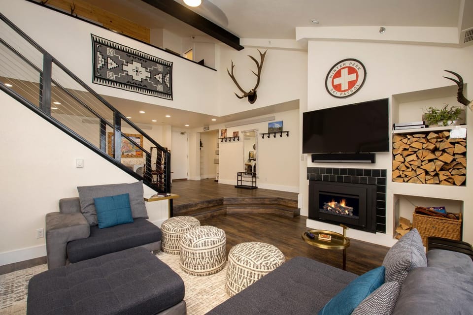 Day, TV and multimedia, Living room, Seating area, fireplace, furniture