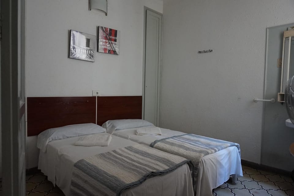 Hostal Sant Carlo Bed and Breakfast in Barcelona