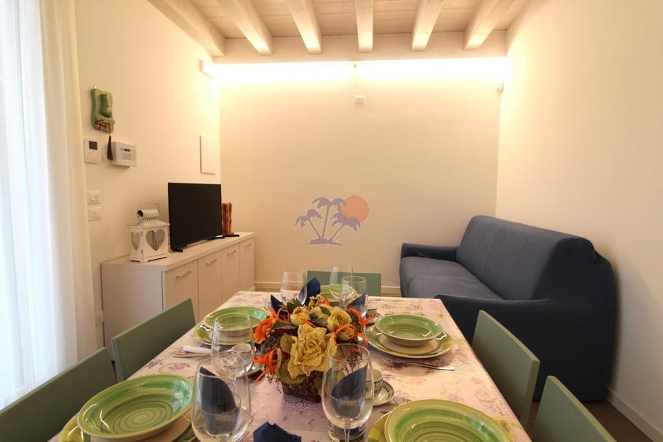 TV and multimedia, Living room, Seating area, Dining area