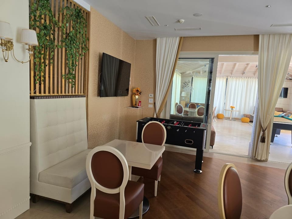 Seating area, Internal: Not applicable to any particular room