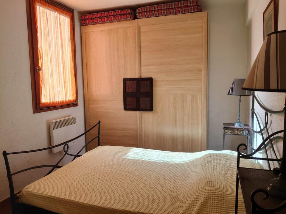 Bed, Photo of the whole room, wardrobe