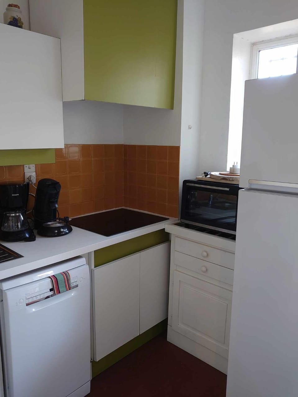 Coffee/tea facilities, Kitchen or kitchenette, dishwasher, oven, stove