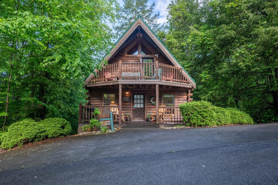 26 Bearfoot Landing Cabin Cabin in Gatlinburg
