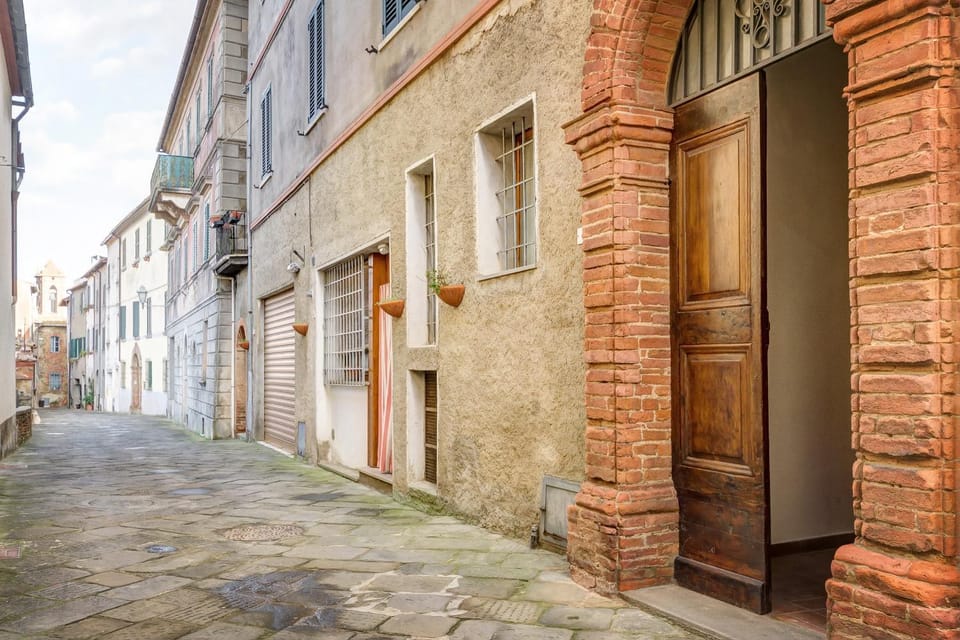 Facade/entrance, Neighbourhood