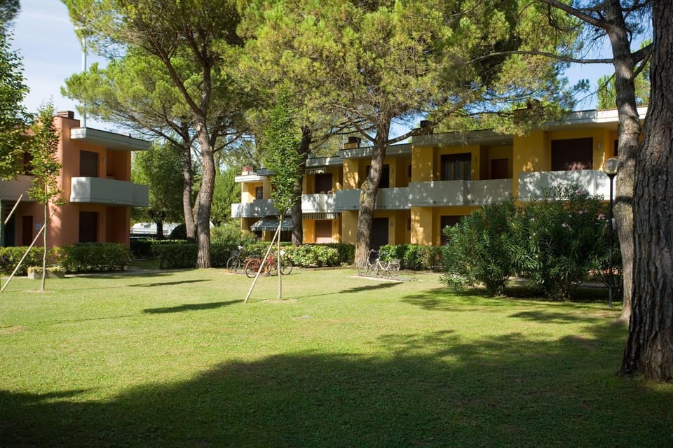 Property building, Facade/entrance, Area and facilities