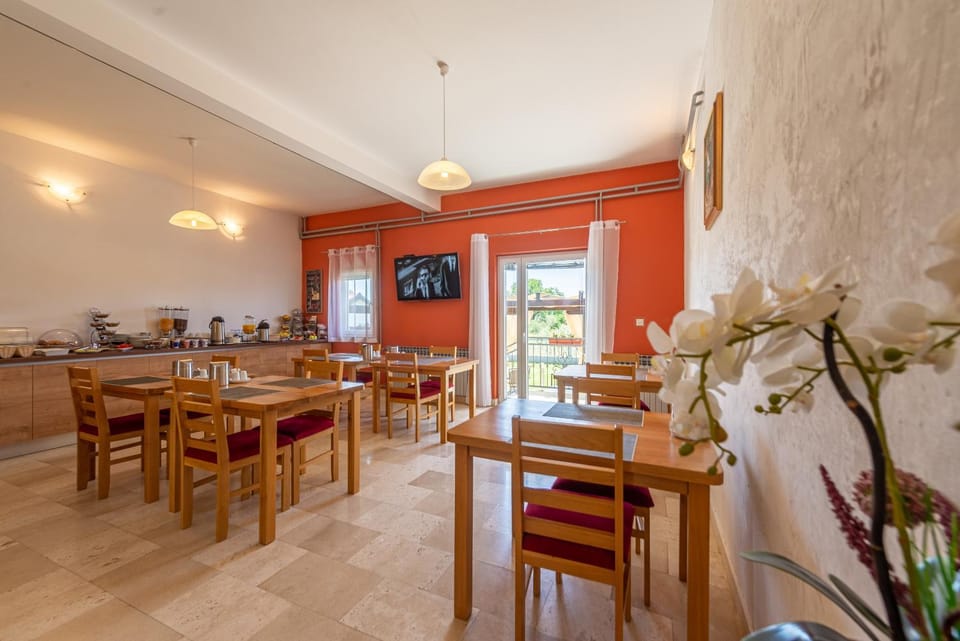 Continental breakfast, Buffet breakfast, Buffet breakfast