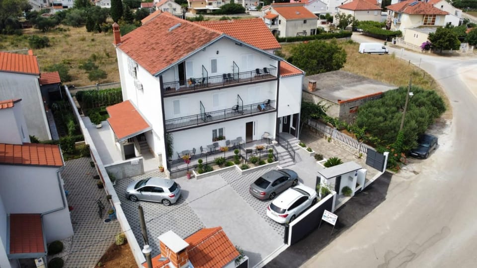 Property building, Day, Neighbourhood, Bird's eye view, City view, Street view, Location, Parking