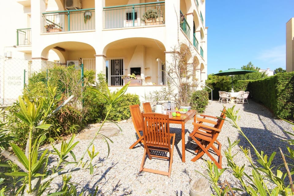 Property building, Patio, Facade/entrance, Garden