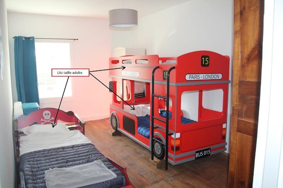 Bedroom, bunk bed