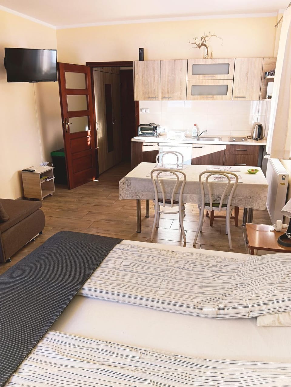 Communal lounge/ TV room, Bed, TV and multimedia, Kitchen or kitchenette, Photo of the whole room, Dining area, Bedroom, oven, pet friendly, stove