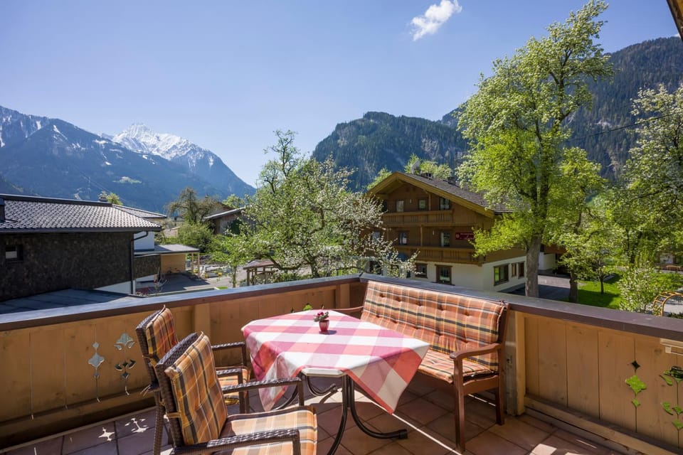 Spring, Day, Natural landscape, View (from property/room), Balcony/Terrace, Dining area, Mountain view