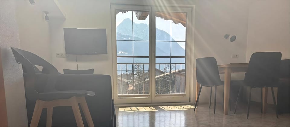 Bed, Neighbourhood, TV and multimedia, View (from property/room), View (from property/room), Living room, Seating area, Dining area, Food, Mountain view, Mountain view