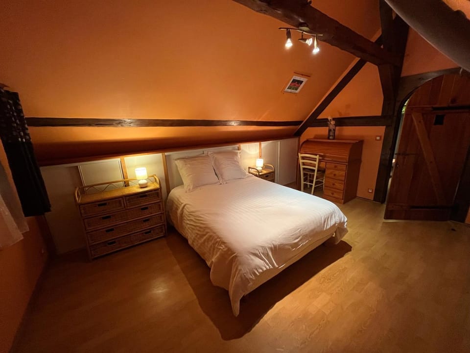 Bed, Photo of the whole room, Bedroom