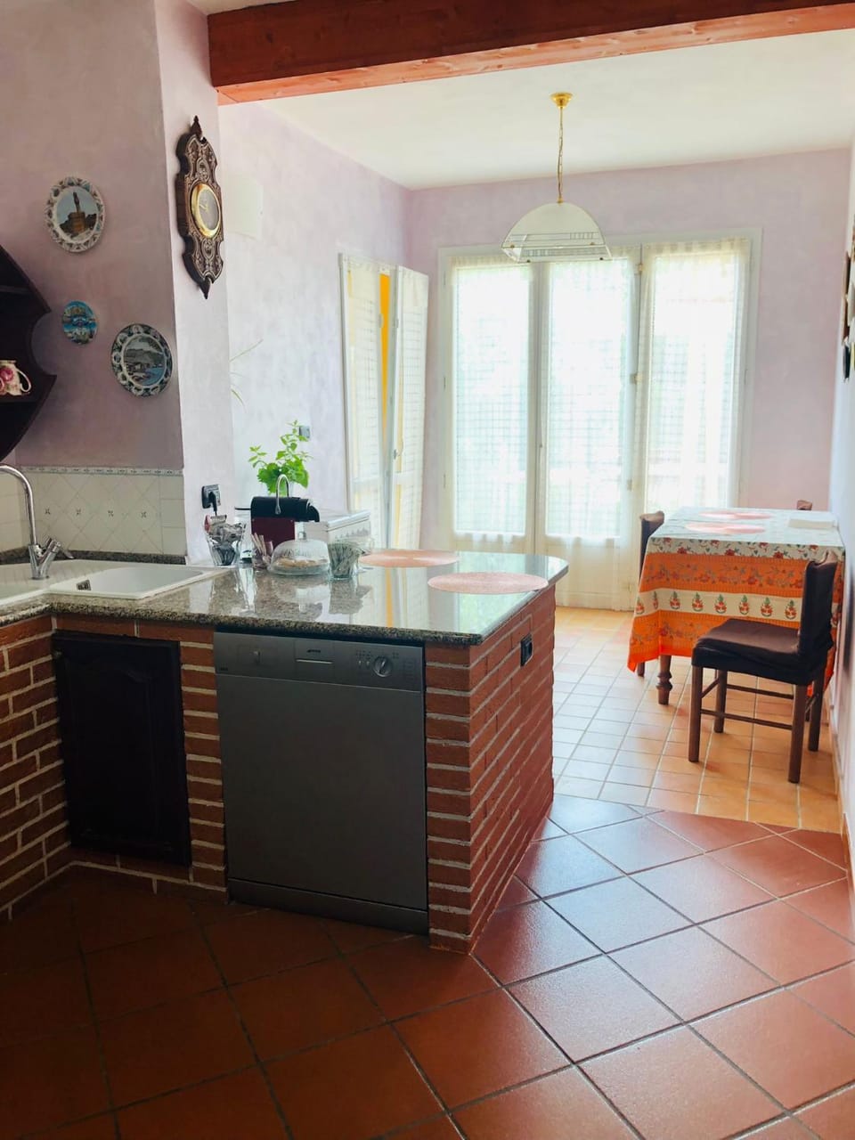 Kitchen or kitchenette, Dining area
