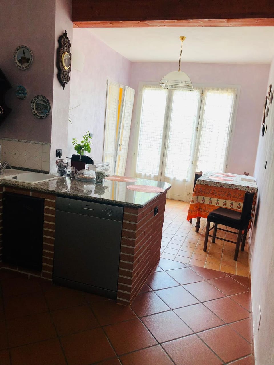 Kitchen or kitchenette, Dining area