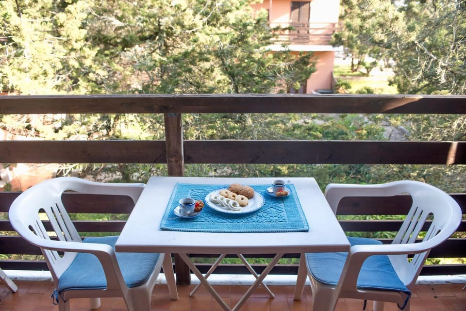 Property building, Balcony/Terrace, Food and drinks, Garden view
