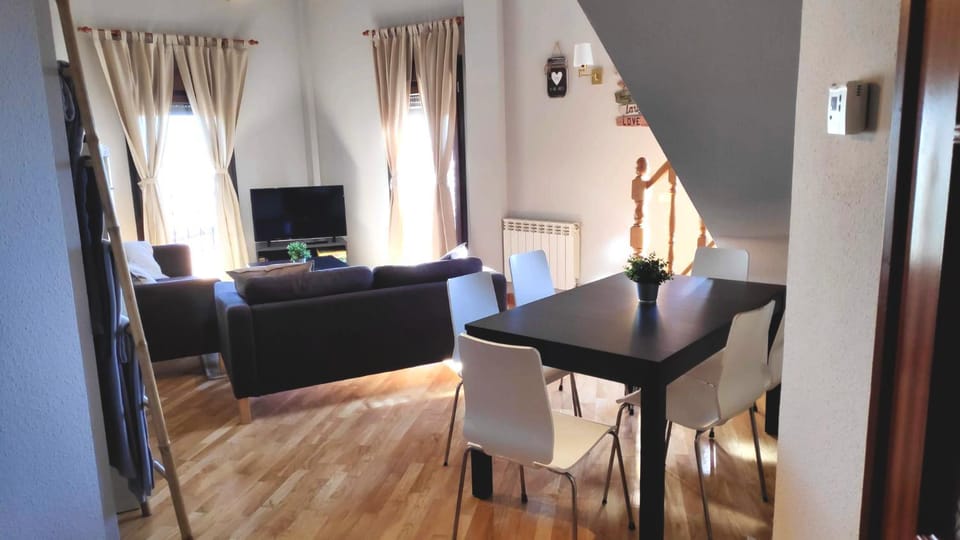 Communal lounge/ TV room, Game Room, TV and multimedia, Living room, Dining area