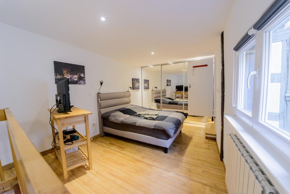 Bed, TV and multimedia, Photo of the whole room, Bedroom