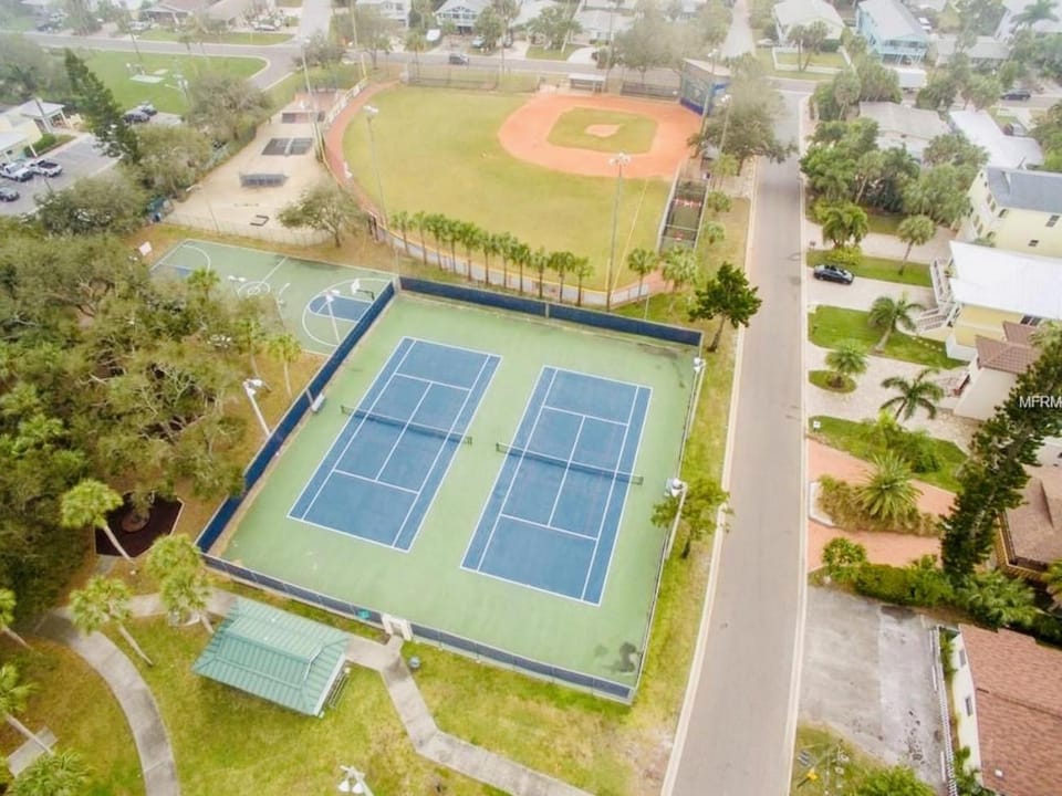 Neighbourhood, Bird's eye view, Tennis court