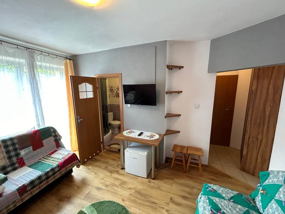 Communal lounge/ TV room, Bed, TV and multimedia, Kitchen or kitchenette, Living room, Photo of the whole room, Seating area, Evening entertainment, Bedroom, wardrobe