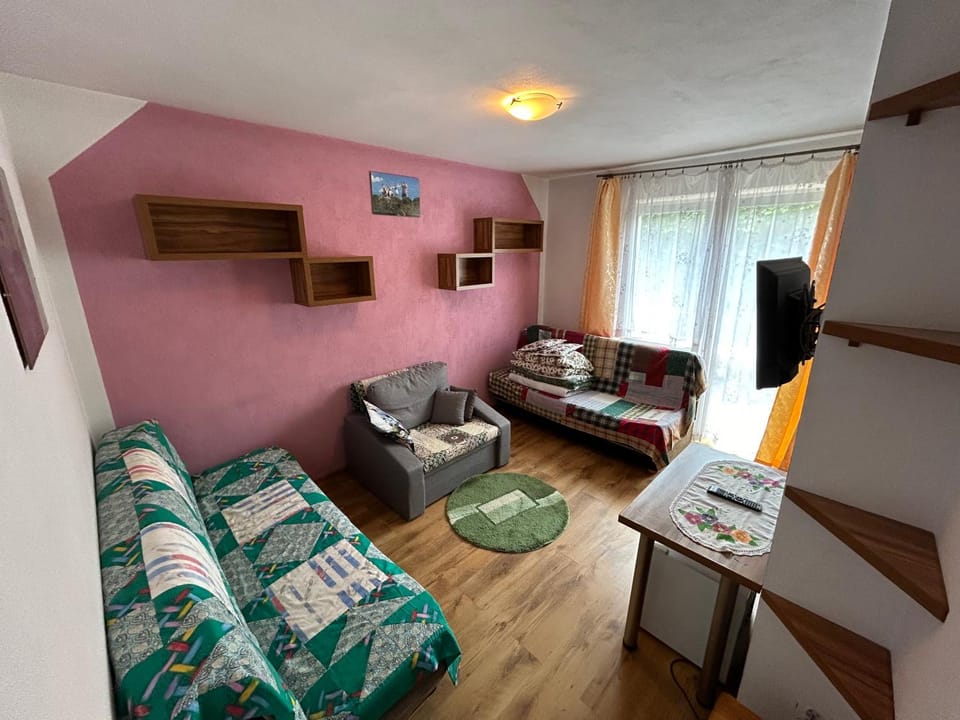 Bed, TV and multimedia, Living room, Photo of the whole room, Seating area, Bedroom