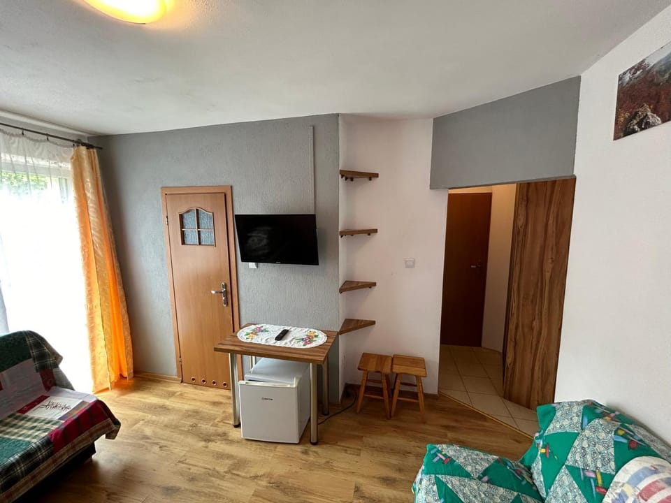 Bed, TV and multimedia, Living room, Photo of the whole room, Seating area, Bedroom, wardrobe