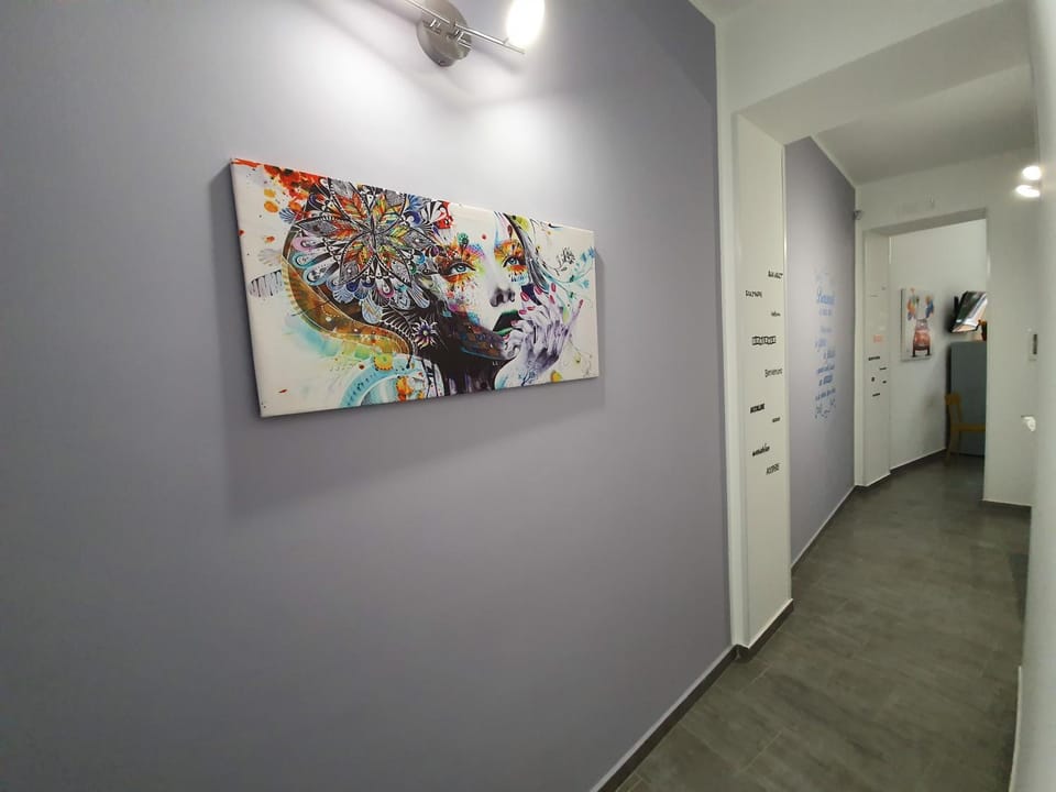 Photo of the whole room, Decorative detail