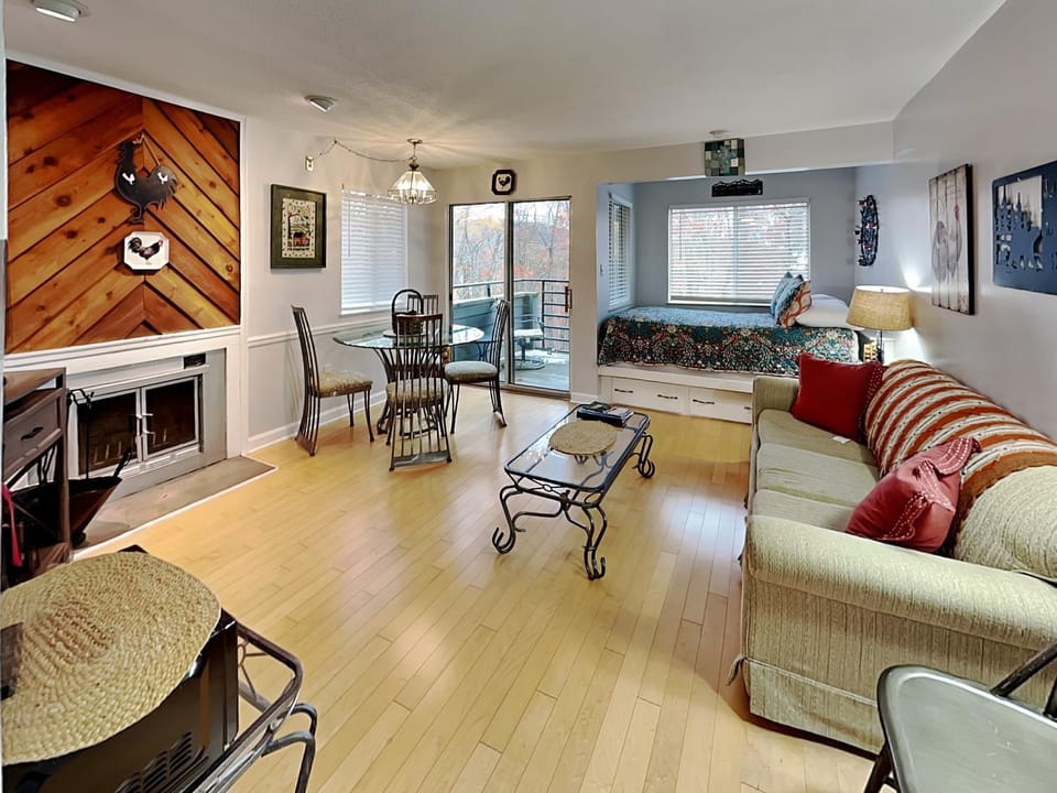 Bed, Balcony/Terrace, Living room, Seating area, Dining area, Mountain view, fireplace, furniture