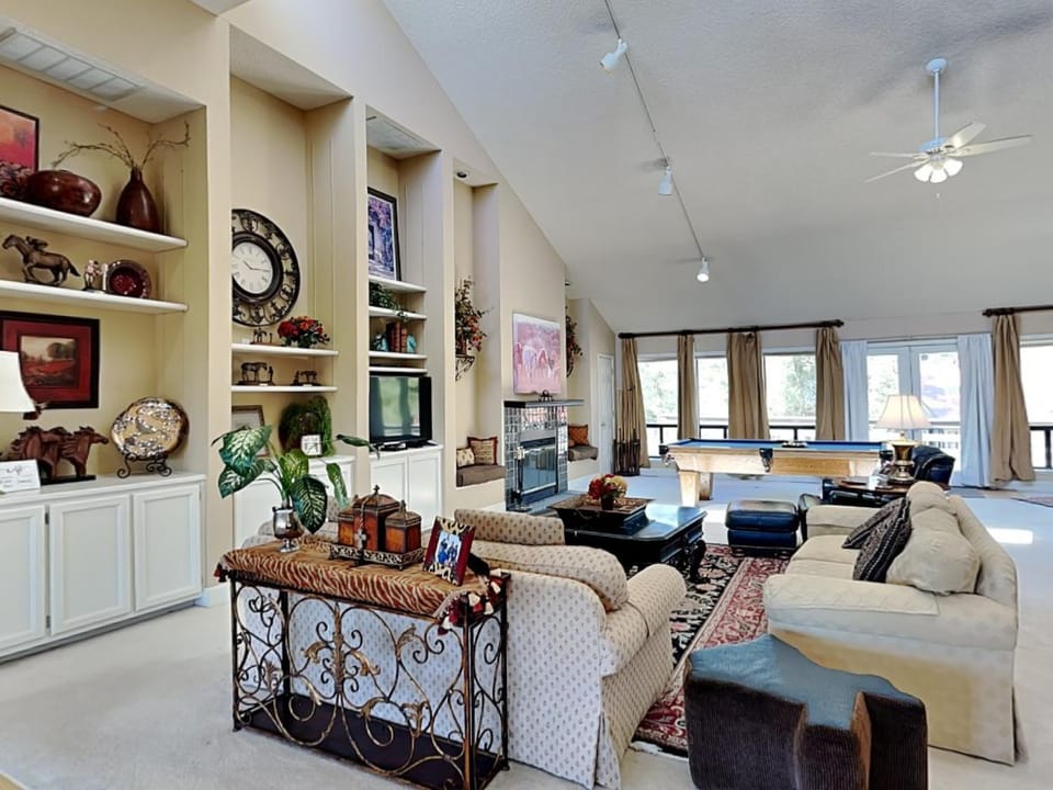 Billiard, Living room, Seating area, furniture