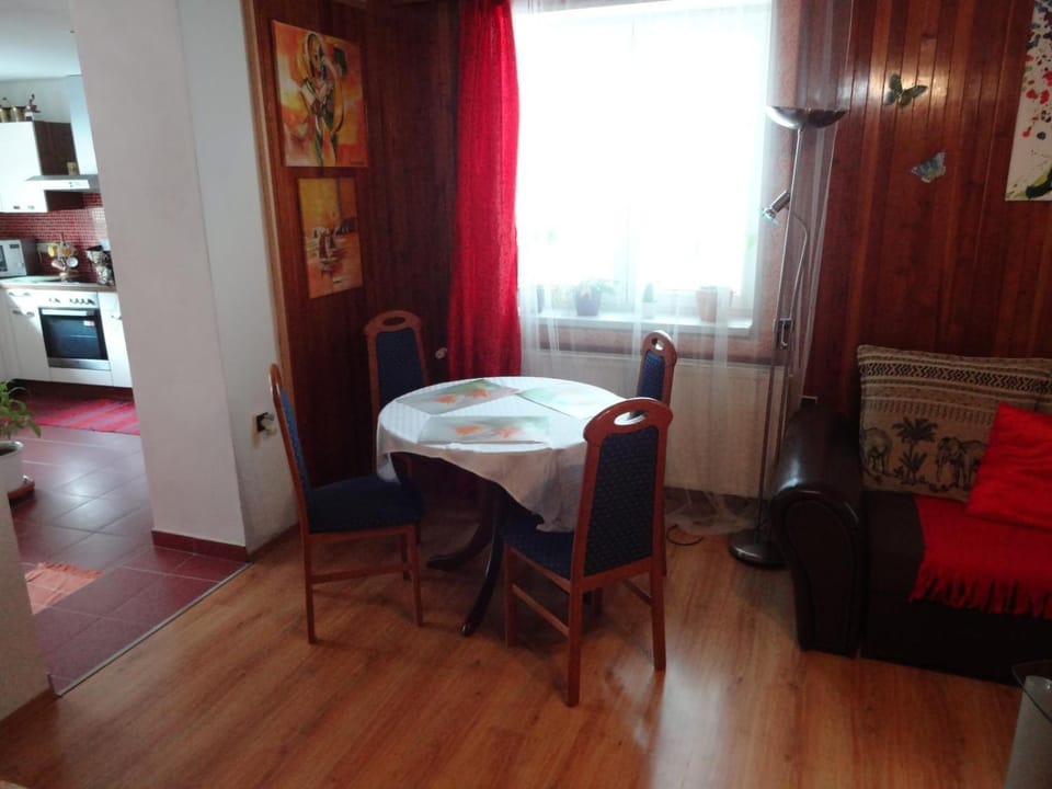 Seating area, Dining area